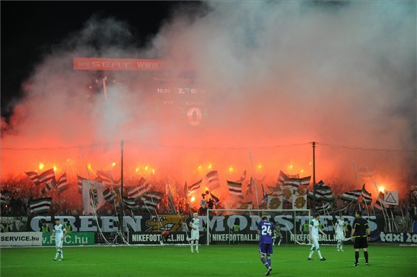 Ferencvárosi szurkolók tüzet gyújtanak a lelátón, a labdarúgó Monicomp Liga, 21. fordulójában a Ferencváros-Újpest FC találkozón az Albert Flórián Stadionban.