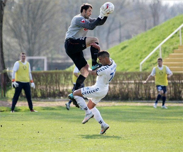 Mladen Bozsovics kapus (Videoton, b) ütközik Remili Mohameddel védés közben a labdarúgó Monicomp Liga, 21. fordulójában, a Szolnoki MÁV FC - Videoton találkozón, a Tiszaligeti Stadionban.