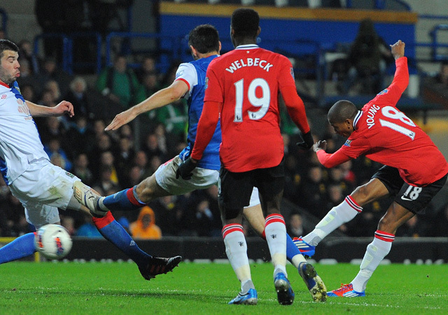 Ashley Young lő gólt a Blackburn Rovers-Manchester United mérkőzésen a Premier League-ben 2012-ben.