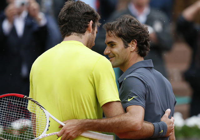 Juan Martin Del Potro és Roger Federer köszöntik egymást a Roland Garros negyeddöntője után 2012-ben.