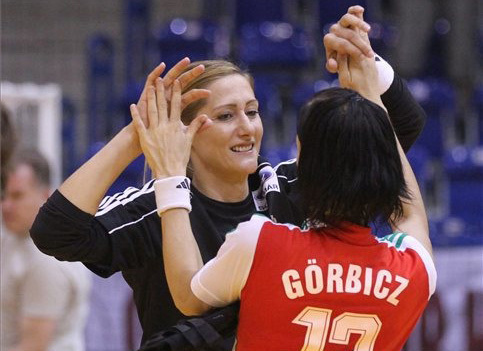 Pálinger Katalin és Görbicz Anita (háttal) gratulál egymásnak a női kézilabda Eb-selejtező I. csoport, 6. fordulójában játszott mérkőzésen, a Magyarország-Fehéroroszország találkozón, Dabason. A találkozót a magyar csapat nyerte 28-21-re.