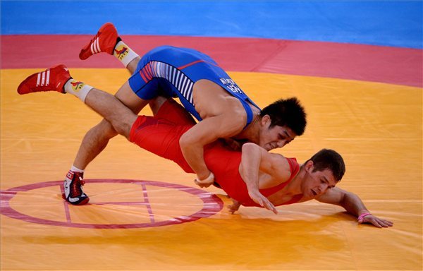 Lőrincz Tamás (pirosban) küzd a dél-koreai Kim Hjon Vu ellen a férfi kötöttfogású birkózók 66 kg-os súlycsoportjának döntőjében a 2012-es londoni nyári olimpián, az ExCel központban 2012. augusztus 7-én. A magyar versenyző vesztett, így ezüstérmet nyert. MTI Fotó: Kollányi Péter 