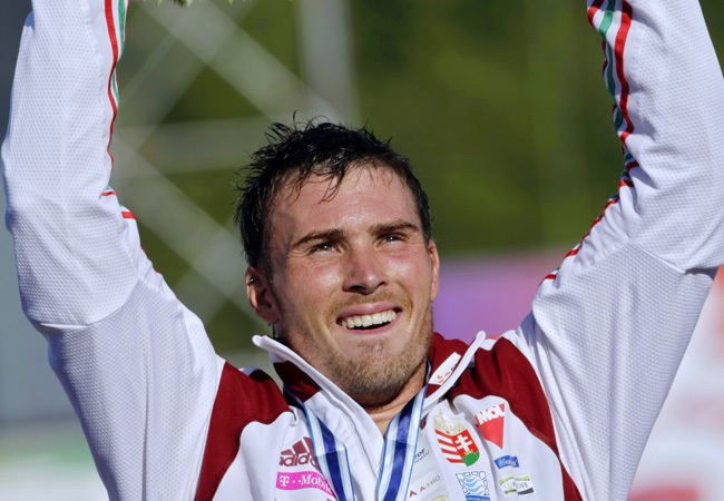 Vajda Attila ünnepli aranyérmét a kajak-kenu világbajnokságon Szegeden, miután megnyerte a kenu 1000 m-es számot 2011 augusztusában