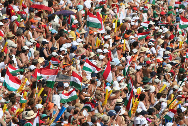 A 34-35 fokos, rekkenő hőség ellenére több ezren buzdították a magyarokat a Maty-éren