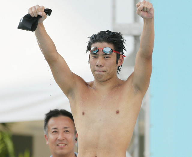 Jamagucsi Akihiro ünnepli 200 m mellen elért világcsúcsát 2012-ben.