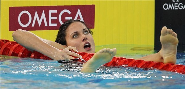 Jakabos Zsuzsanna a dubaj rövidpályás úszó-világbajnokságon a női 400 méteres vegyesúszás után.