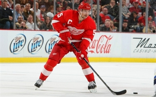 Nicklas Lidström a Detroit Red Wings svéd védője vezeti a korongot a St. Loius Blues ellen az NHL-ben.