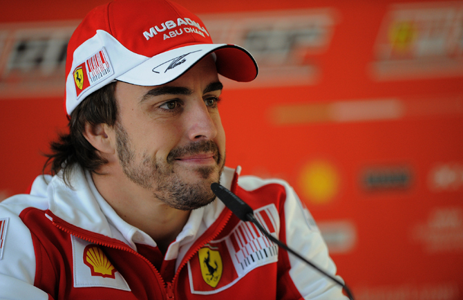 Alonso a Ferrari színeiben tart sajtótájékoztatót.