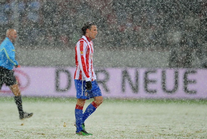 Diego Forlán sétál a leverkuseni hóesésben