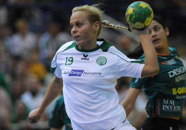 Kovacsicz Mónika lő kapura a Ferencváros-Viborg mérkőzésen a női kézilabda KEK döntőjében.