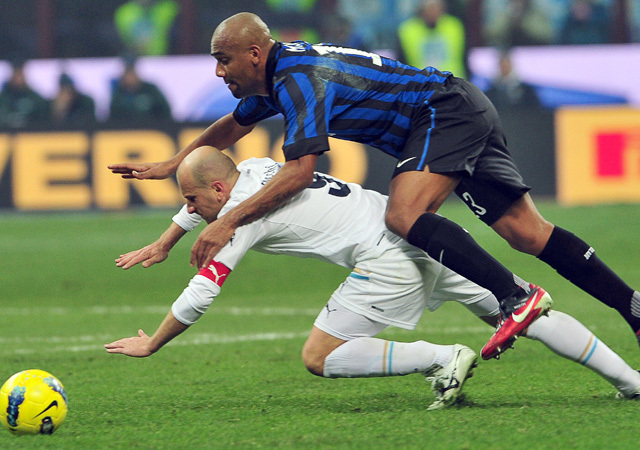 Tommaso Rocchi és Maicon küzdenek a Lazio és az Inter mérkőzésén a Serie A-ban 2012-ben.