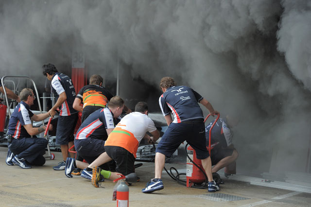 Tűz a Williams-boxban, 16 sérült