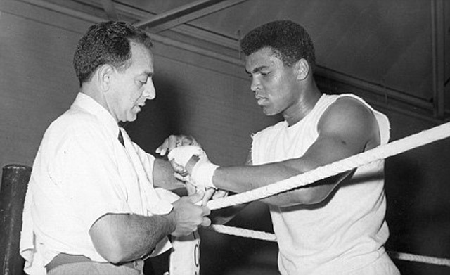 Szerdán 90 éves korában elhunyt Angelo Dundee legendás ökölvívóedző, Muhammad Ali korábbi trénere.