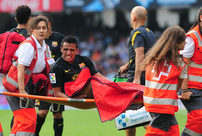 Alexis Sánchez, a Barcelona chilei támadója a Real Sociedad elleni mérkőzésen sérült meg.