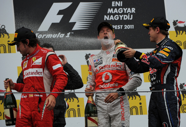 Fernando Alonso, Sebastian Vettel és Jenson Button pezsgőzik az Olasz Nagydíjat követően