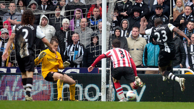 Ameobi szerez gólt a Newcastle-Sunderland mérkőzésen a Premier League-ben 2012-ben.