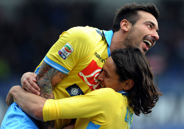 Ezequiel Lavezzi és Edinson Cavani örülnek előbbi góljának a Parma-Napoli mérkőzésen a Serie A-ban 2012-ben.