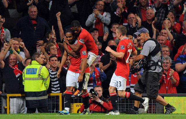 A Manchester United játékosai örülnek a Tottenham Hotspur ellen szerzett góljuknak 2011-ben.