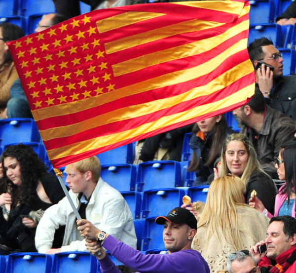 Roma-szurkoló lengeti a bordó-sárgára festett amerikai zászlót a Roma-Palermo mérkőzésen 2011 áprilisában