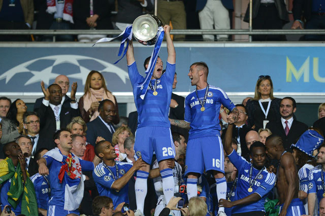 John Terry, a Chelsea csapatkapitánya emeli magasba a Bajnokok Ligája-serleget
