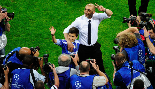 Roberto Di Matteo kisfiával a mérkőzést követően - Fotó: AFP