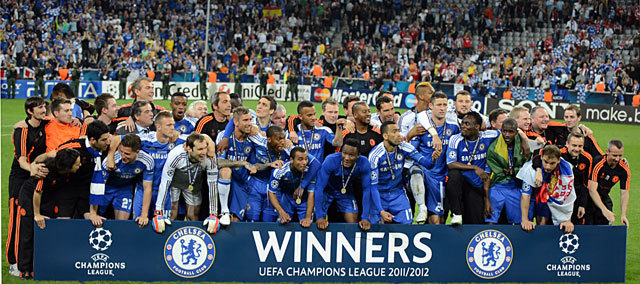 A díjátadás után csapatfotó is készült a 2011/2012-es szezon Bajnokok Ligája győztes Chelsea csapatáról! - Fotó: AFP