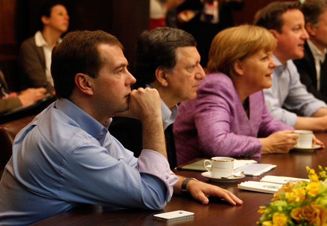 Angela Merkel német kancellár és David Cameron brit miniszterelnök az Európai Bizottság elnökével, José Manuel Barrosoval, valamint az orosz kormányfővel, Dimitrij Medvegyevvel nézte végig szombaton Camp Davidben, a G8 országok csúcstalálkozójának helyszínén a BL-finálét eldöntő büntetőrúgások televíziós közvetítését. - Fotó AFP