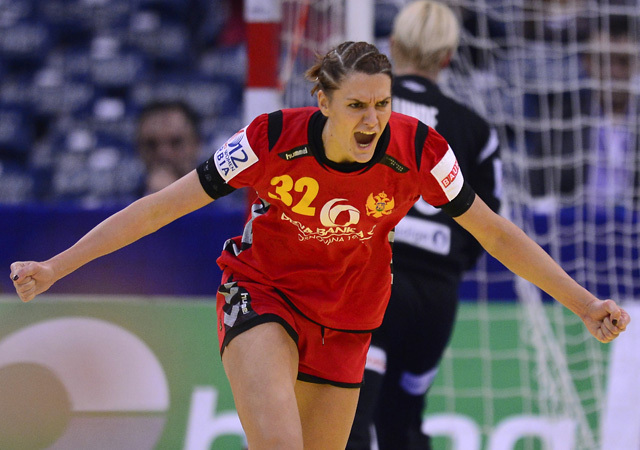 Katarina Bulatovics ünnepli egy gólját a Norvégia-Montenegró női kézilabda Európa-bajnoki döntőben 2012-ben.