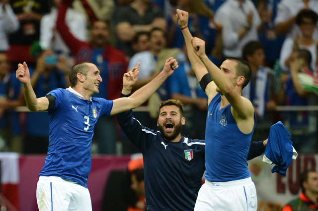 Az olasz válogatott tagkai, Giorgio Chiellini és Leonardo Bonucci ünneplik a Németország felett aratott 2-1-es győzelmet a labdarúgó Eb-n