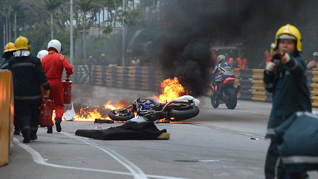 Lius Carreira motorja ég a makaói versenypályán, miután nekütközött a korlátnak. A versenyző életét vesztette a 2012-es futamon.