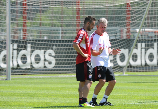 Jupp Heynckes, a Bayern München vezetőedzője magyaráz Diego Contentónak a csapat edzésén 2011 júniusában