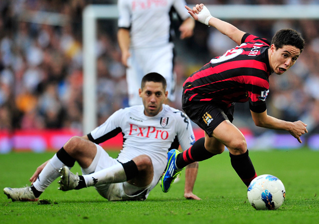 Clint Dempsey és Samir Nasri küzdenek a Fulham és a Manchester City mérkőzésén a Premier League-ben 2011-ben.