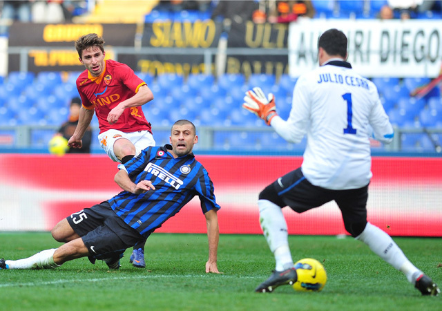 Fabio Borini lő Walter Samuel és Julo César mellett a kapuba a Roma-Inter mérkőzésen a Serie A-ban 2012-ben.