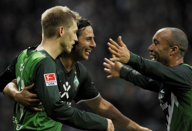 A Werder Bremen játékosai örülnek egy gólnak a Bundesligában 2011-ben.