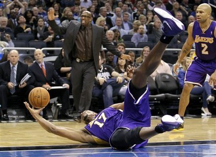 Andrew Bynum hiába szerezte meg a labdát, a Lakers elvesztette a mérkőzést - fotó: AP