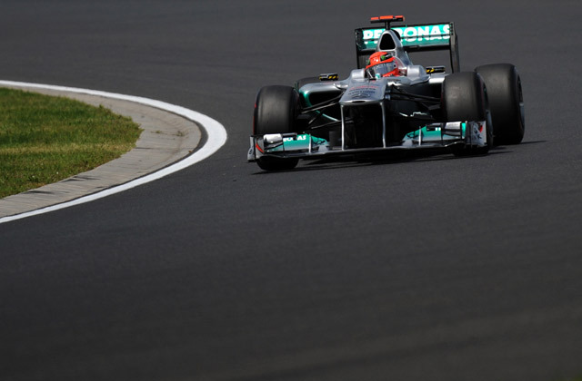 A Forma-1-es pályafutása húszéves évfordulóját ünneplő, hétszeres világbajnok német Michael Schumacher (Mercedes) érte el a legjobb időt a Belga Nagydíj pénteki első szabadedzésén