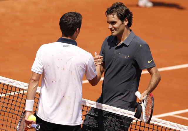 Roger Federer két sima és egy szorosabb szettben legyőzte a német Tobias Kamkét a francia nyílt teniszbajnokság első fordulójában.