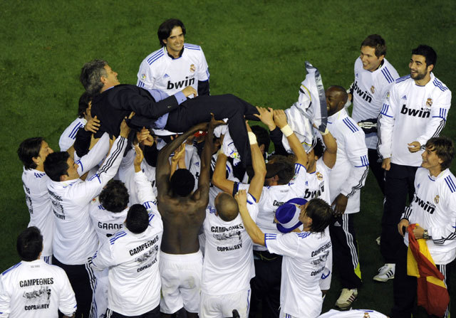 José Mourinhót ünneplik játékosai a Király Kupa döntője után