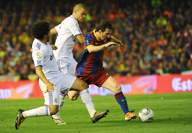 A spanyol Király Kupa döntőjében a Real Madrid a Barcelonával játszott. A barcelonai Messit üldözi a realos Marcelo és Pepe. 