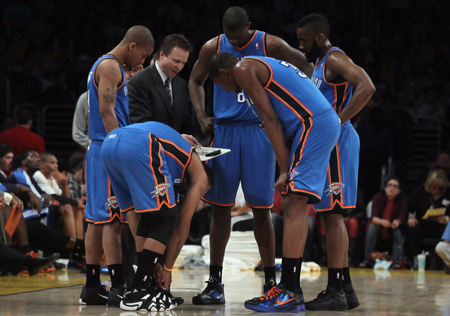 Az Oklahoma City Thiunder vezetőedzője magyaráz játékosainak a csapat időkérése alatt az NBA-ben