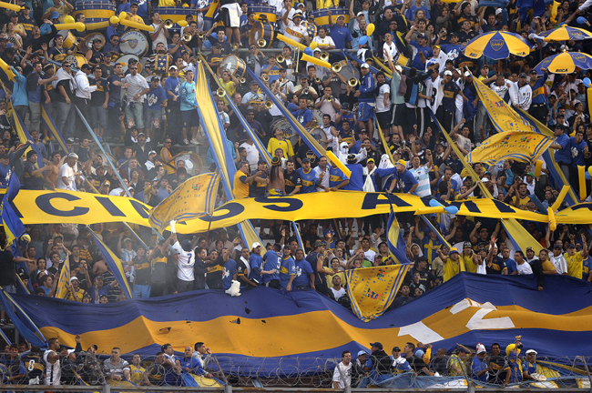 Boca Juniors szurkolótábora a River Plate elleni városi rangadón Buenos Airesben.