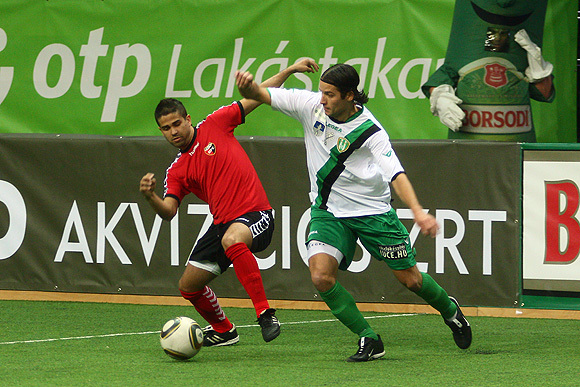 Halmosi Péter a Haladás játékosa küzd a labdáért a Pécsi MFC elleni meccsen a Borsodi Teremlabdarúgó Bajnokságon.