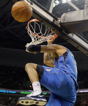 A Dallas Mavericks egyik játékosa zsákol az NBA-ben 2011 márciusában