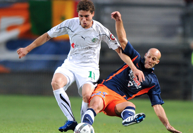 A Győri ETO és a Montpellier játékosa küzd a két csapat Európa Liga-selejtezőjén 2010 nyarán