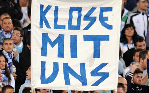 A Lazio szurkolói mutatnak fel egy "Klose mit uns" feliratú transzparenst, amelynek S-betű az egykori náci katonai szervezetre, az SS-re utalnak