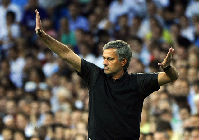 José Mourinho irányítja játékosait a Real Madrid egyik mérkőzésén