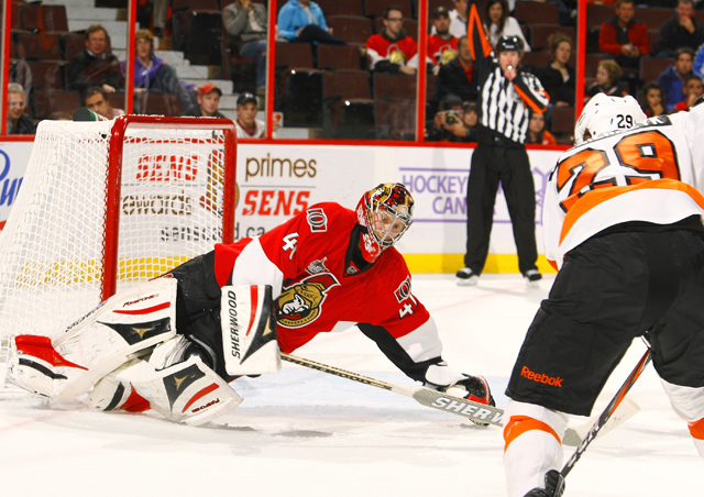 Craig Anderson Ottawa Senators kapusa védi Harrison Zolnierczyk, a Philadelphia Flyers jégkorongozójának lövését.  