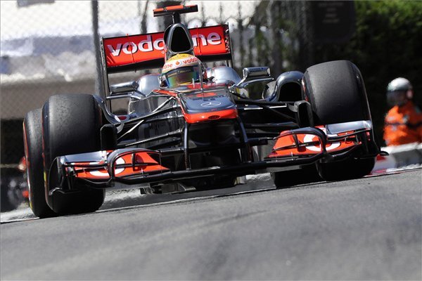 Lewis HAMILTON, a McLaren-Mercedes brit versenyzője száguld a Forma-1-es autós gyorsasági világbajnokság Monacói Nagydíjának harmadik szabadedzésén a monte-carlói utcai pályán. A gyakorlást később Nico Rosberg német pilóta balesete miatt félbeszakították. A futamot másnap rendezik. 
