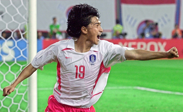 An Dzsung Hvan, a dél-koreai válogatott labdarúgója ünnepli az olaszok elleni világbajnoki nyolcaddöntőben szerzett aranygólját