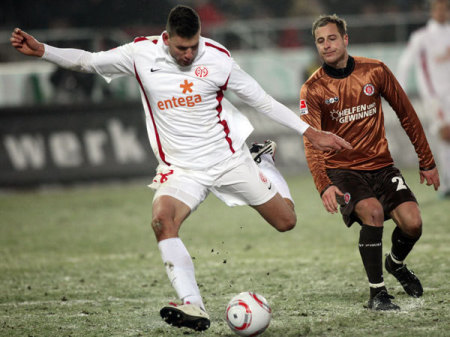 Szalai Ádám a Mainz játékosaként a St. Pauli ellen lő kapura a Bundesligában.